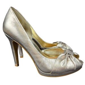 Nine West gold metallic leather peep toe 4.5” platform pumps w bow detail Sz 7.5